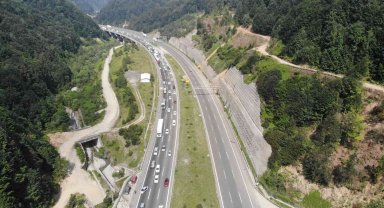 Tatilciler Bolu Dağı'nda kilometrelerce araç kuyruğu oluşturdu