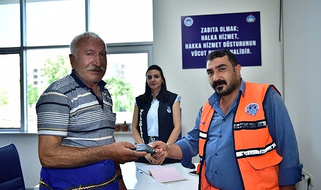 Temizlik personelinden örnek davranış