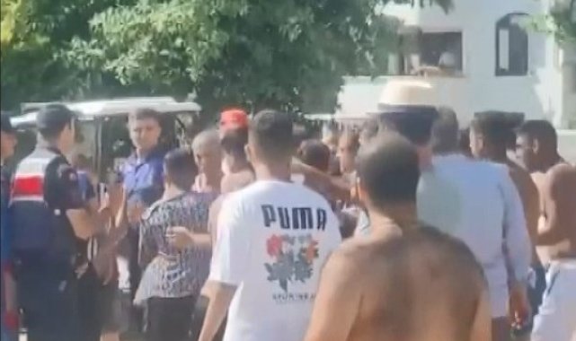 Tıklım tıklım olan plajda bir garip kavga
