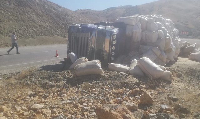 Tunceli'de saman yüklü tır devrildi: 1 yaralı