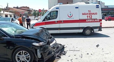 Üç aracın karıştığı kazada 2 kişi yaralandı