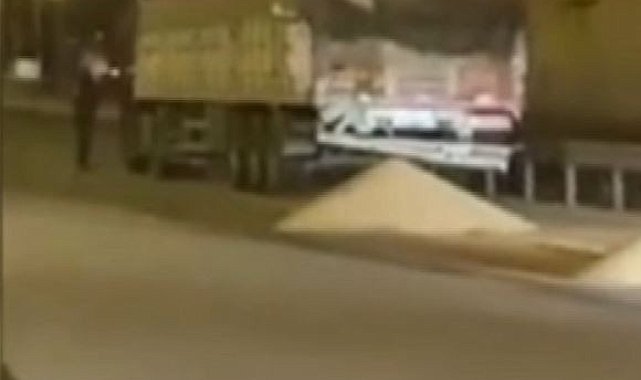 Yolcu otobüsü tıra arkadan çarptı: 1 ölü, 11 yaralı