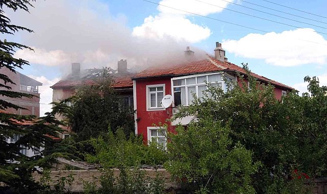 Yozgat'ta çıkan yangında 3 katlı binanın çatısı kullanılamaz hale geldi
