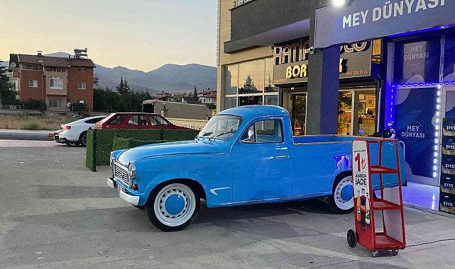1964 model kamyonet alıcısını bekliyor