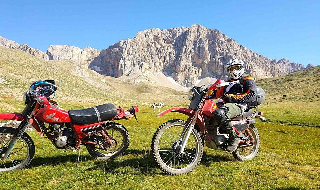2 bin 500 rakıma motorlarıyla çıktılar, yaylada ki çiftçiler gördükleri motosikletler karşısında şaşkınlıklarını gizleyemedi