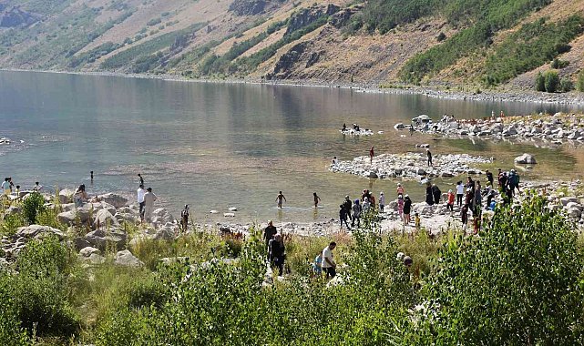 'Mükemmeliyet ödüllü' Nemrut Kalderası ziyaretçi akınına uğruyor
