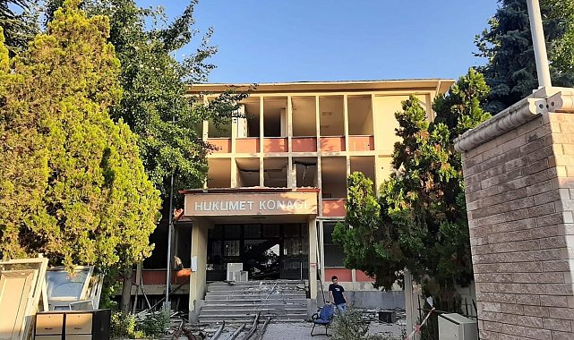 61 yıl hizmet veren Hükümet Konağı binası yıkıldı