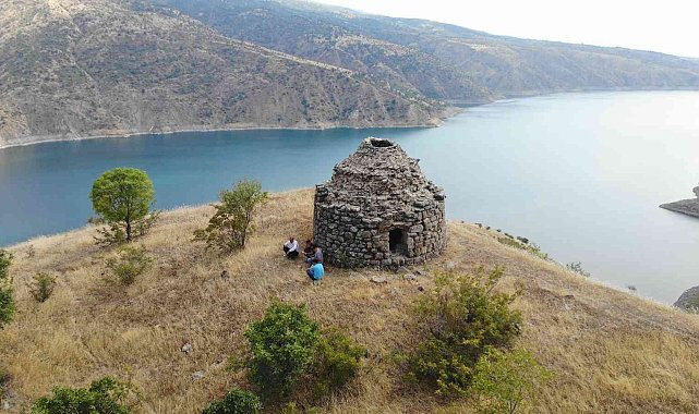 800 yıllık kümbet zamana direniyor