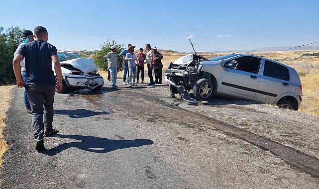 Adıyaman'da iki otomobil çarpıştı: 1 ölü, 4 yaralı