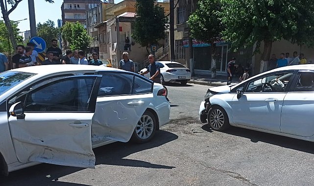 Adıyaman'da iki otomobil çarpıştı: 2 yaralı