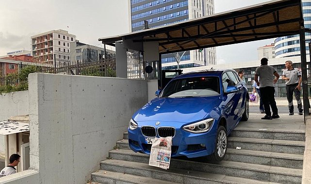Adliyenin yaya girişinden giren otomobil merdivenlerde asılı kaldı