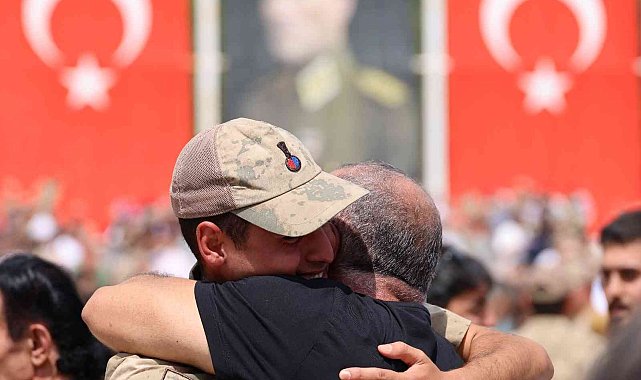 Aileleriyle kavuşan askerler gözyaşlarına hâkim olmadı