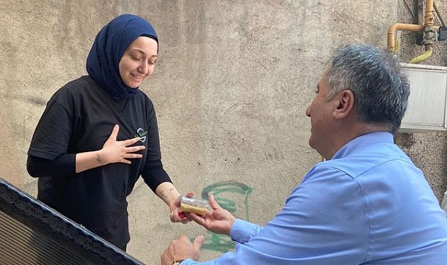 AK Parti vatandaşlara aşure dağıttı