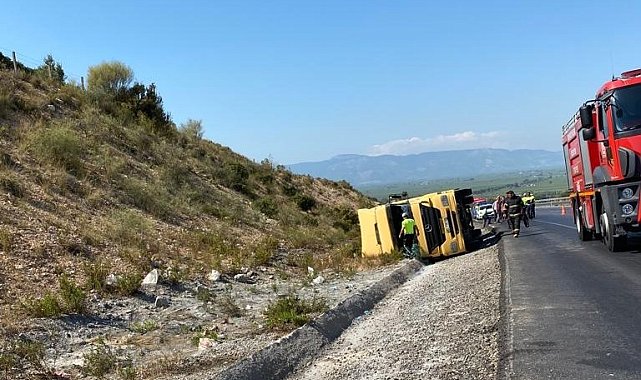 Akaryakıt tankeri devrildi, yakıt sızıntısının alev almaması için ekipler yoğun çaba sarf etti,
