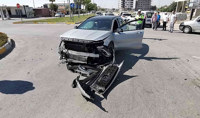 Aksaray'da iki otomobil çarpıştı: 3 yaralı