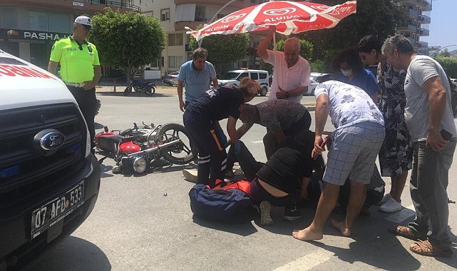 Alanya'da motosiklet ile otomobil çarpıştı: 1'i ağır, 2 yaralı
