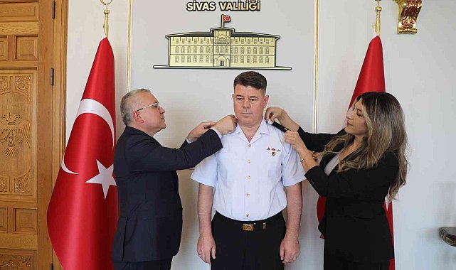 Albaylıktan tuğgeneralliğe terfi etti, apoletlerini eşi ile vali taktı