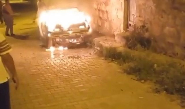Alev topuna dönen aracı mahalle sakinleri söndürdü