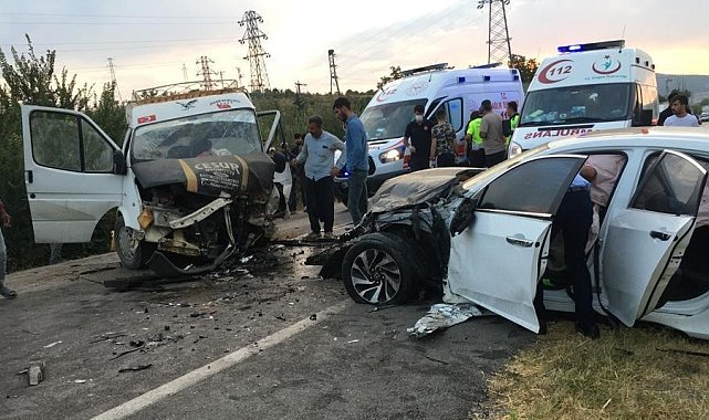 Amasya'da tarım işçilerini taşıyan minibüsle otomobil çarpıştı: 20 yaralı