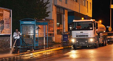 Ana cadde tazyikli suyla yıkanarak temizleniyor
