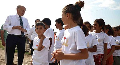 Anne babaları tarlada çocuklar Konuralp Antik kentte