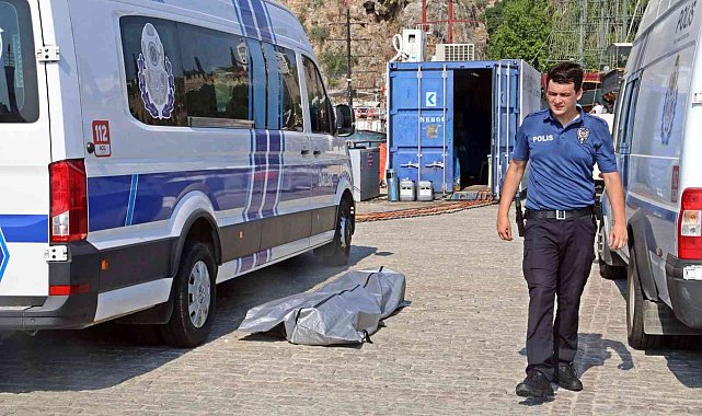 Antalya'da denizde erkek cesedi bulundu