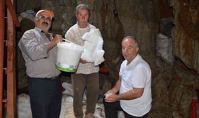 Antalya'nın Toros Dağları'ndaki kar obruğu buzdolabı gibi kullanılıyor