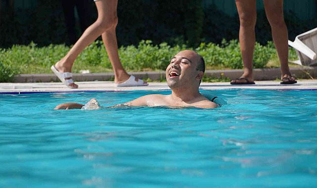 Aquaparkın özel misafirleri, suyun keyfini çıkardı