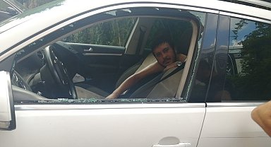 Arabada kilitli kaldı, cam kırılınca da ilk işi sigara yakmak oldu