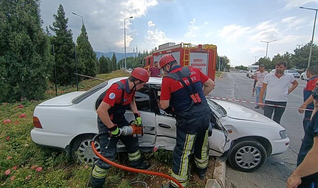 Araç içerisinde sıkışan yolcunun imdadına itfaiye yetişti
