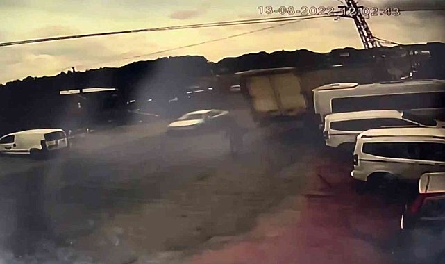 Arnavutköy'de freni boşalan tır dehşet saçtı