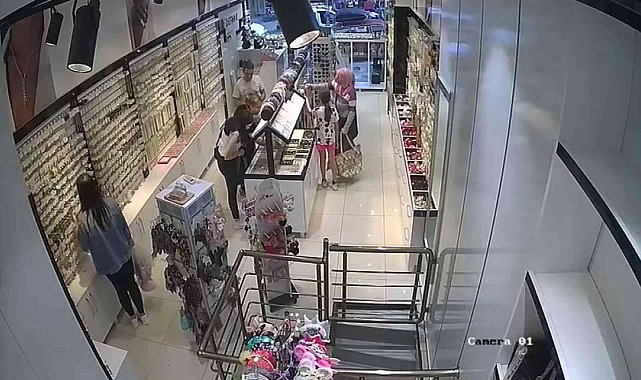Arnavutköy'de küçük çocuğun alet edildiği hırsızlık güvenlik kamerasına yansıdı
