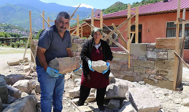 Artvin'de kadın üreticilerin kooperatif binasını kadın duvar ustası yapıyor