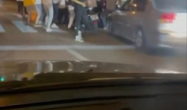 Asker eğlencesinde yolu trafiğe kapatıp oyunlar oynadılar