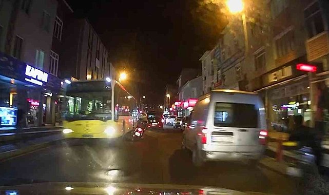 Ataşehir'de zikzaklar çizen moto kuryenin tehlikeli yolculuğu kamerada