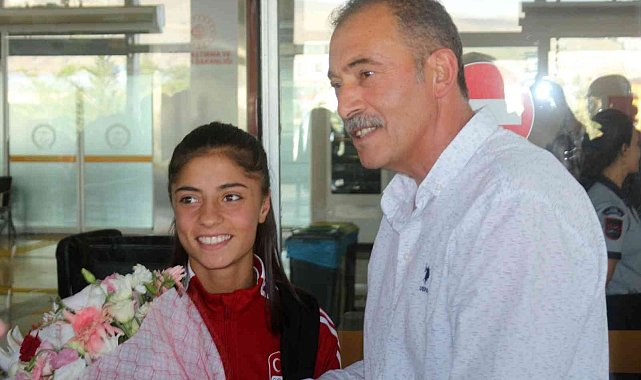 Avrupa 2.'si Edibe Yağız çiçeklerle karşılandı