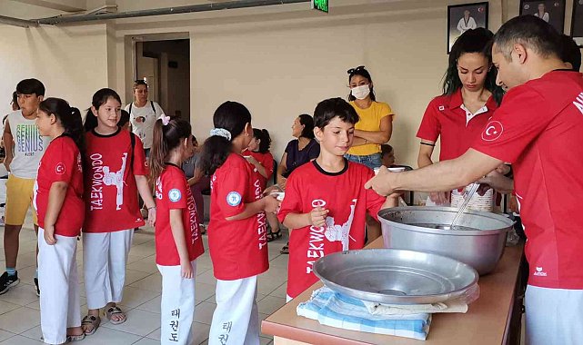 Ayvalıklı tekvandoculardan 11. kez geleneksel aşure hayrı