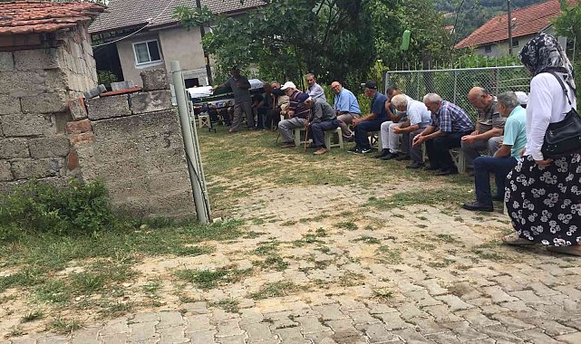 Bahçesinde asılı bulunan yaşlı adam toprağa verildi