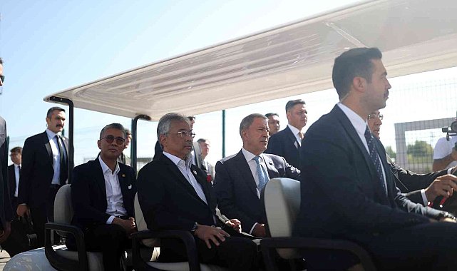 Bakan Akar, Malezya Kralı Sultan Abdullah Şah ile FNSS tesislerini gezdi