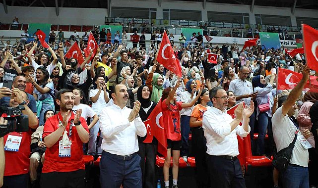 Bakan Kasapoğlu ve Başkan Altay, Voleybol Milli Takımı'nın sevincine ortak oldu