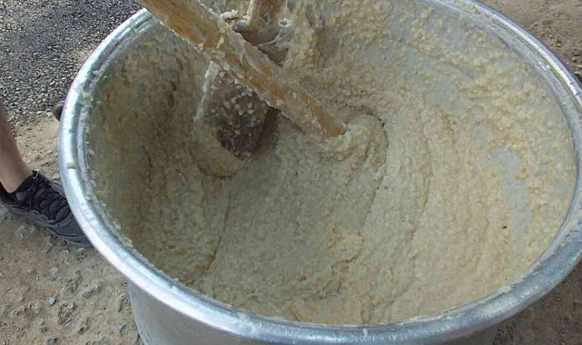 Balıkesir'de keşkek dövme geleneği devam ediyor