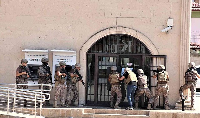 Banka müdürü ve çalışanlarını rehin alan şahıs tutuklandı