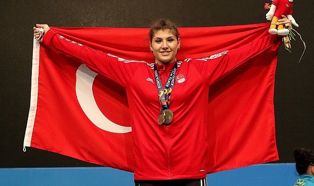 BARÜ öğrencisi Dilara Uçan, iki ayrı rekor kırarak altın madalya kazandı