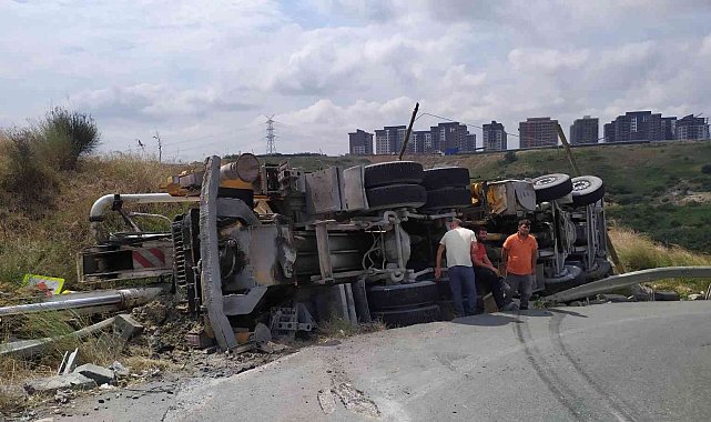 Başakşehir'de virajı alamayan beton mikseri devrildi: 2 yaralı