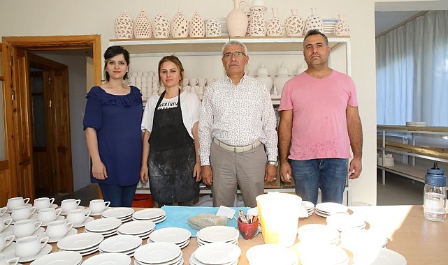 Başkan Güder, el emeği göz nuru eserleri inceledi