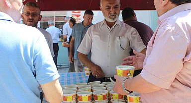 Başkan Kepez Belediyesi vatandaşlara aşure dağıttı