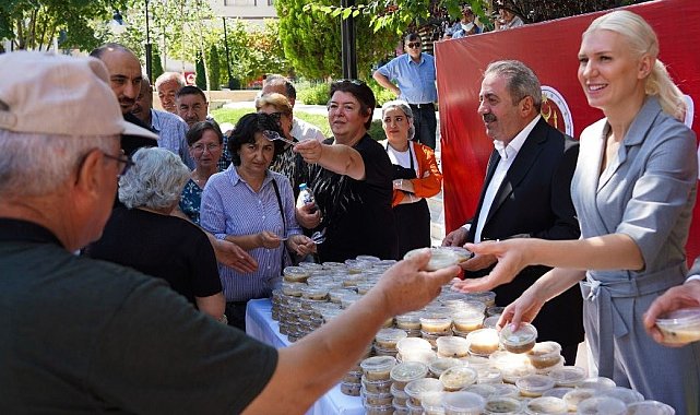 Başkan V. Subaşı vatandaşlara aşure ikram etti