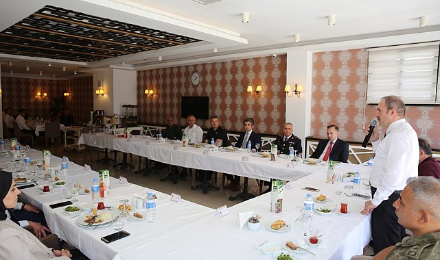 Bayburt'ta, mülki idare amirleri ve il jandarma komutanı için veda yemeği düzenlendi