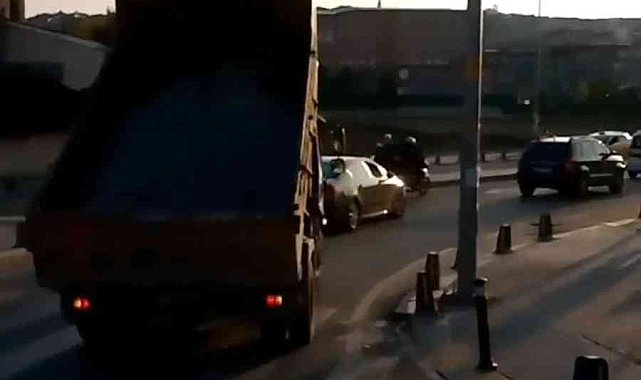 BEDAŞ'a ait kamyonet trafikte damperi açık şekilde ilerledi