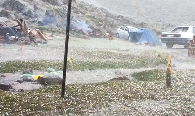 Beyağaç'a fındık büyüklüğünde dolu yağdı
